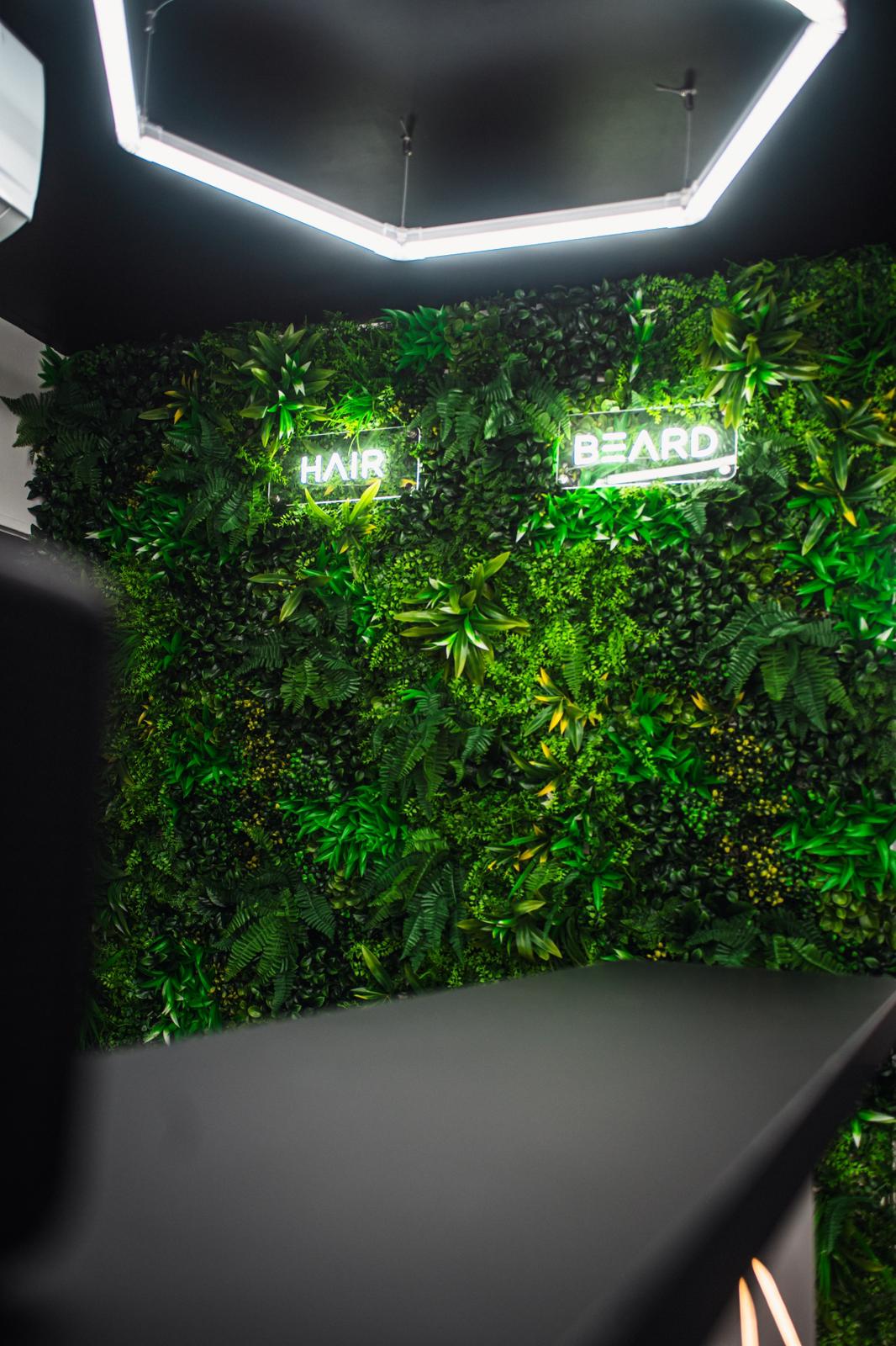 Barber při práci v PrimeCut studiu