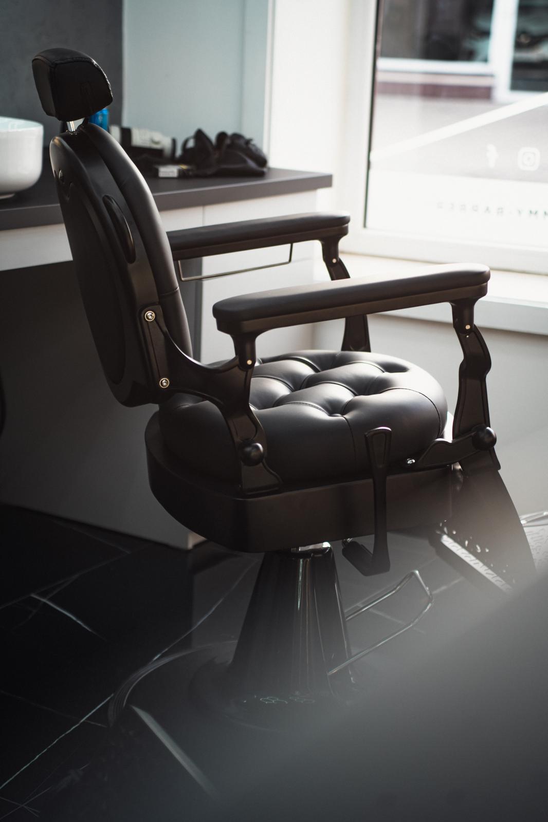 Premium barber chair v PrimeCut studiu